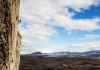 Las increibles vistas de la provincia de Aisen nos acompañarán en nuestras escaladas patagónicas. Javier disfrutando de la Muralla China en Coyhaique.